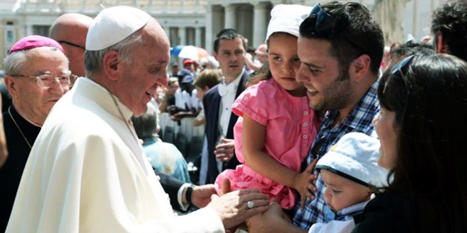 Papa Francisco com as famílias